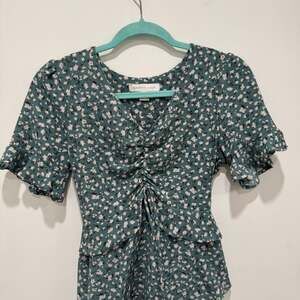 Monteau Los Angeles Teal Floral Ruched Peplum Blouse - Women's S